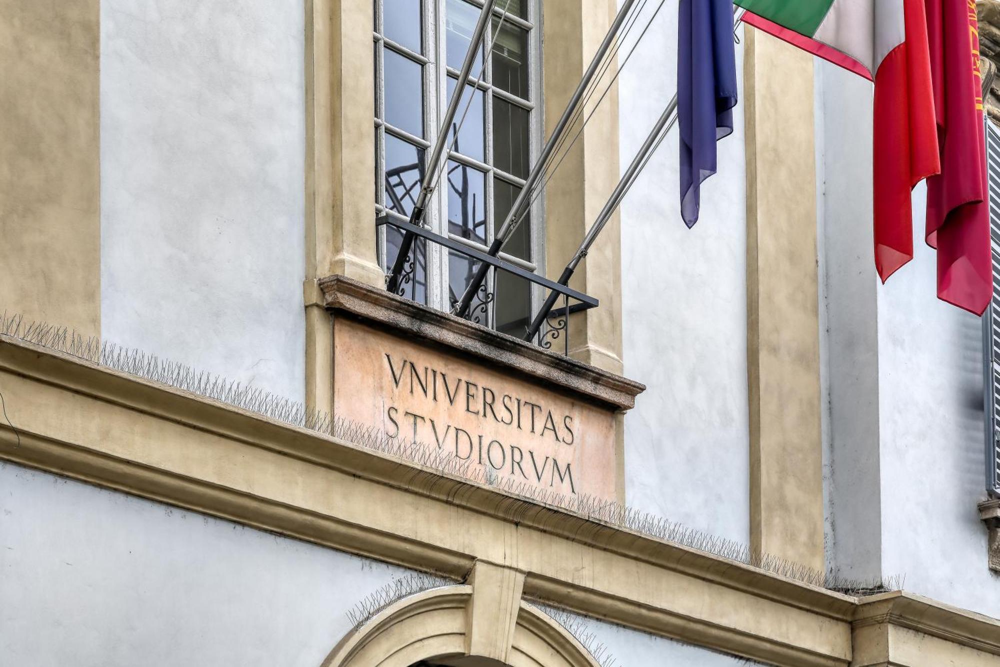 Suite Angolo Alla Stazione - Appartamento Con Terrazzo Panoramico Pavia Dış mekan fotoğraf